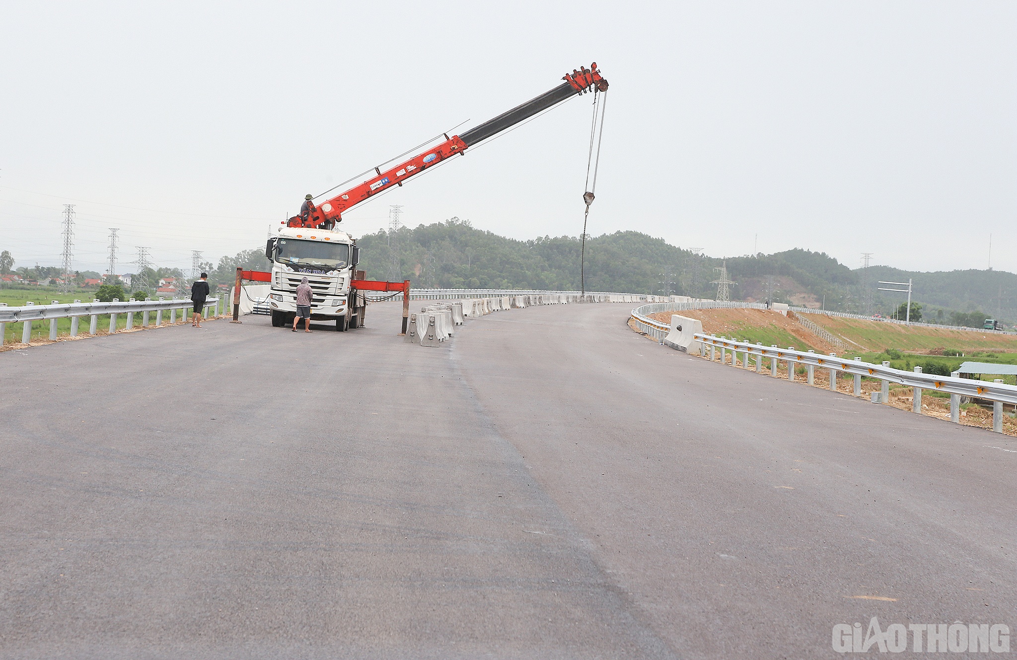 Tại c&aacute;c vị tr&iacute; kh&aacute;c tr&ecirc;n to&agrave;n tuyến, c&aacute;c đơn vị thi c&ocirc;ng như: T&acirc;n Nam, Đ&egrave;o Cả, Cienco4, C&ocirc;ng ty CP ĐTXD Trường Sơn&hellip; đang huy động tối đa m&aacute;y m&oacute;c, c&ocirc;ng nh&acirc;n ho&agrave;n thiện c&aacute;c hạng mục c&ograve;n lại.