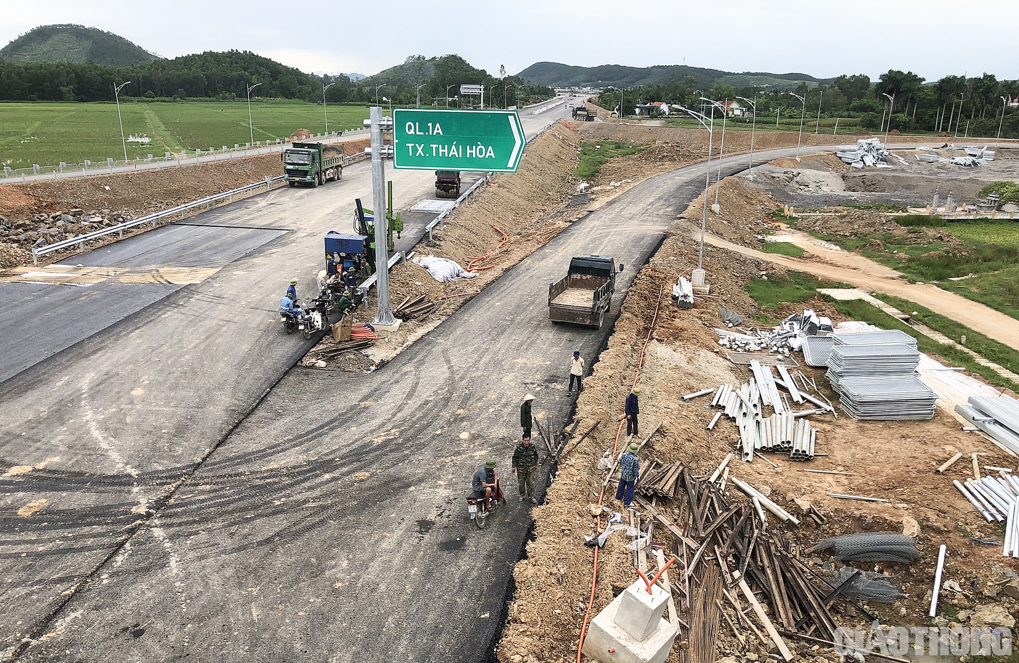D&ugrave; vậy c&aacute;c nh&agrave; thầu vẫn bố tr&iacute; rất nhiều c&ocirc;ng nh&acirc;n, m&aacute;y m&oacute;c để ho&agrave;n thiện c&aacute;c hạng mục an to&agrave;n giao th&ocirc;ng như hộ lan, sơn kẻ vẽ vạch đường.
