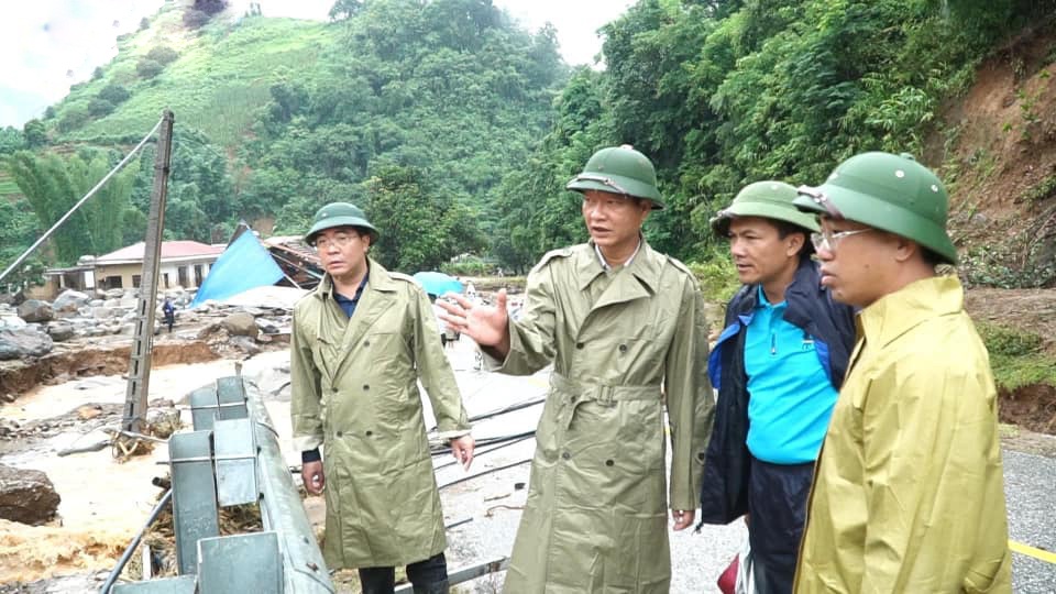 Ngay khi nhận được tin b&aacute;o c&oacute; lũ qu&eacute;t, sạt lở đất tr&ecirc;n địa b&agrave;n, l&atilde;nh đạo Sở GTVT Y&ecirc;n B&aacute;i đ&atilde; c&oacute; mặt tại hiện trường để chỉ đạo xử l&yacute; sạt lở tuyến QL 32.