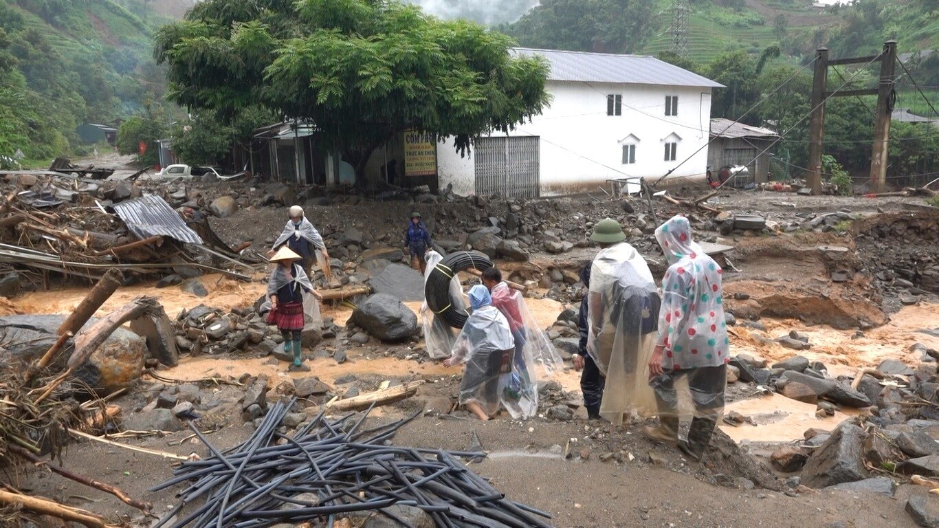 Mưa lũ cũng khiến 189 ng&ocirc;i nh&agrave; bị thiệt hại. Trong đ&oacute;, 51 ng&ocirc;i nh&agrave; sập, tr&ocirc;i ho&agrave;n to&agrave;n, 123 ng&ocirc;i nh&agrave; bị thiệt hại nặng, gần 15 ng&ocirc;i nh&agrave; phải di dời khẩn cấp đến khu vực an to&agrave;n.