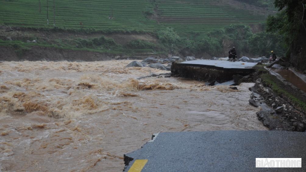 QL32 bị sạt lở, chia cắt khoảng 700 m&eacute;t. Để v&agrave;o x&atilde; Hồ Bốn, huyện M&ugrave; Cang Chải (Y&ecirc;n B&aacute;i), c&aacute;c đo&agrave;n cứu hộ, người d&acirc;n phải băng qua rừng.