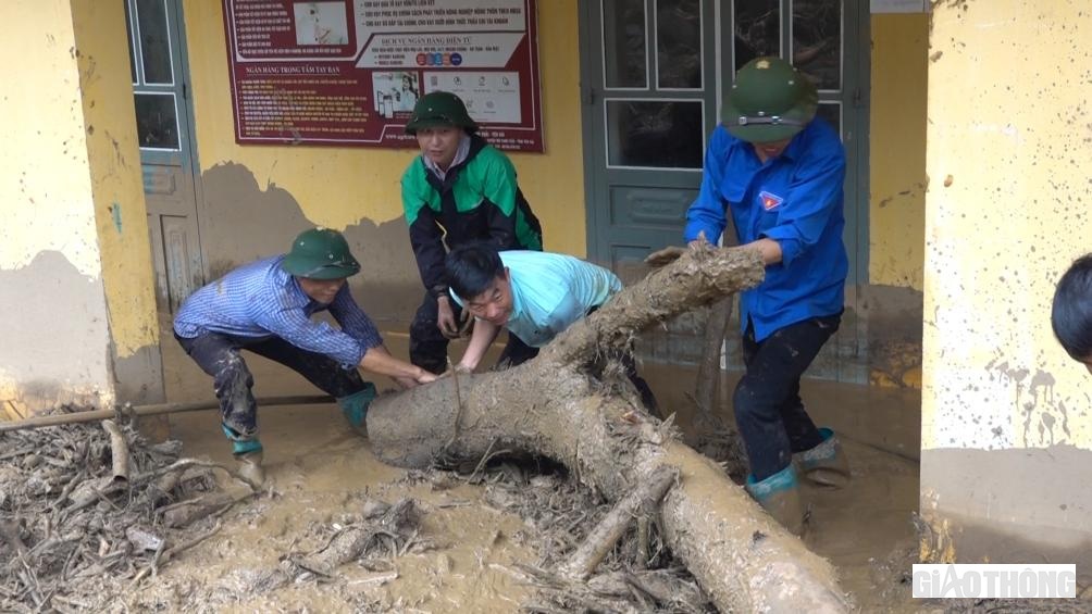Tất cả chung tay hỗ trợ b&agrave; con v&ugrave;ng lũ sớm ổn định cuộc sống.