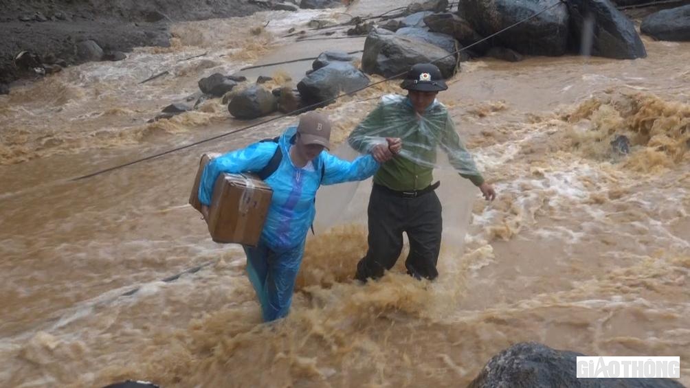 Để mang được nhu yếu phẩm đến với b&agrave; con x&atilde; Hồ Bốn, lực lượng cứu trợ phải băng rừng lội suối.