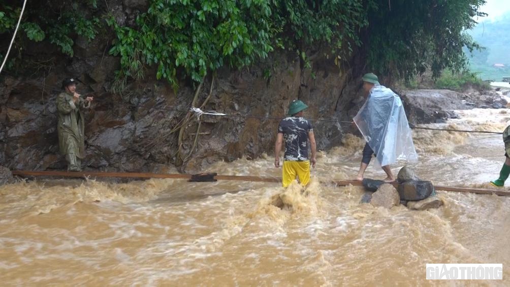 Để đi qua d&ograve;ng nước chảy siết, người d&acirc;n phải b&aacute;m d&acirc;y, đi cầu tạm.