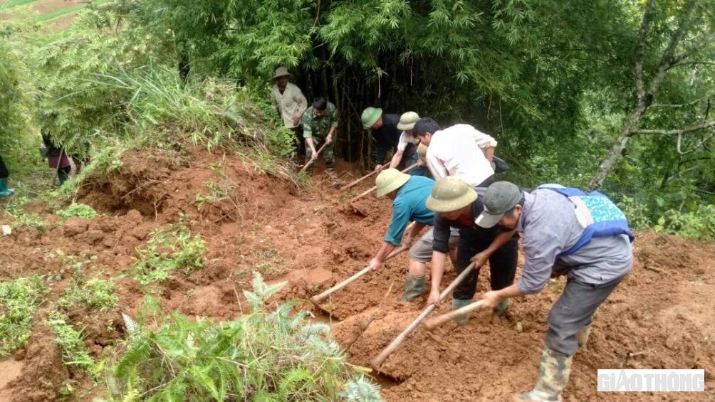 C&aacute;c lực lượng tham gia san gạt lở đất đường giao th&ocirc;ng n&ocirc;ng th&ocirc;n để người d&acirc;n đi lại an to&agrave;n.