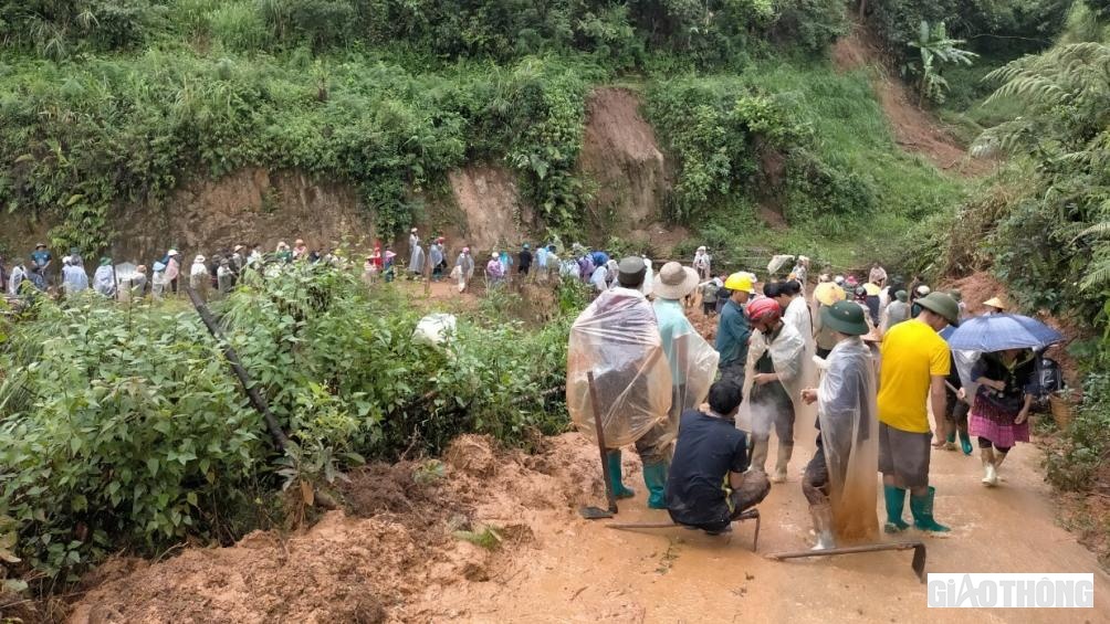 To&agrave;n huyện M&ugrave; Cang Chải huy động lực lượng, c&aacute;n bộ c&ocirc;ng chức, d&acirc;n qu&acirc;n đo&agrave;n vi&ecirc;n thanh ni&ecirc;n đến hỗ trợ c&aacute;c x&atilde; Lao Chải, Khao Mang, Hồ Bốn tham gia hỗ trợ, khắc phục hậu quả do mưa lũ.