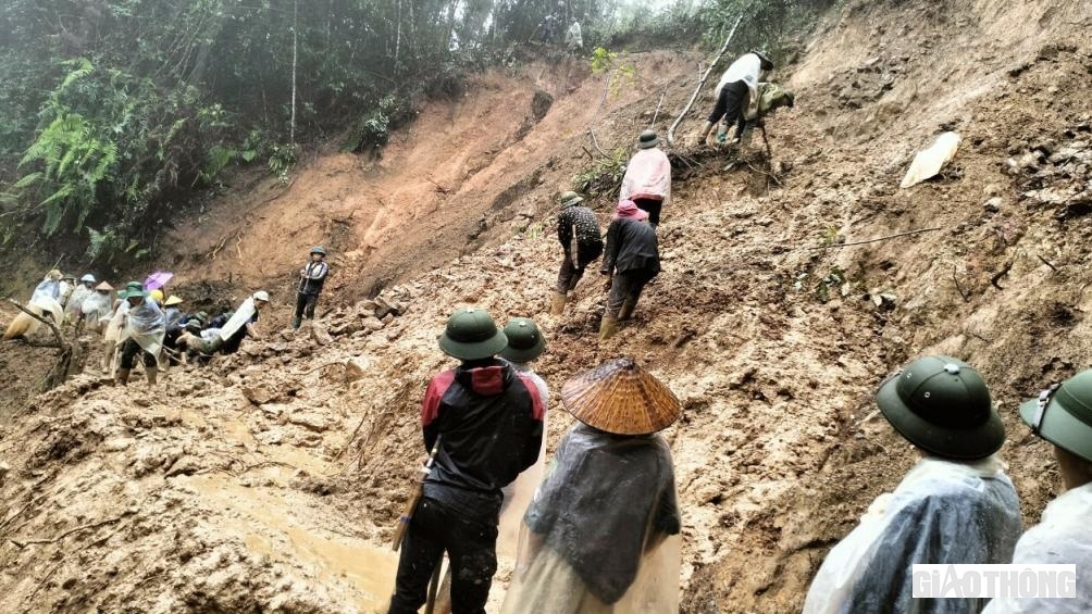 Để người d&acirc;n sớm ổn định cuộc sống v&agrave; an to&agrave;n trong m&ugrave;a mưa lũ, huyện đ&atilde; chia c&aacute;c đo&agrave;n c&ocirc;ng t&aacute;c trực tiếp đến c&aacute;c th&ocirc;n bản tiếp tế gạo, nhu yếu phẩm cho c&aacute;c gia đ&igrave;nh bị ảnh hưởng, kh&ocirc;ng để b&agrave; con v&ugrave;ng thi&ecirc;n tai bị đ&oacute;i, r&eacute;t.
