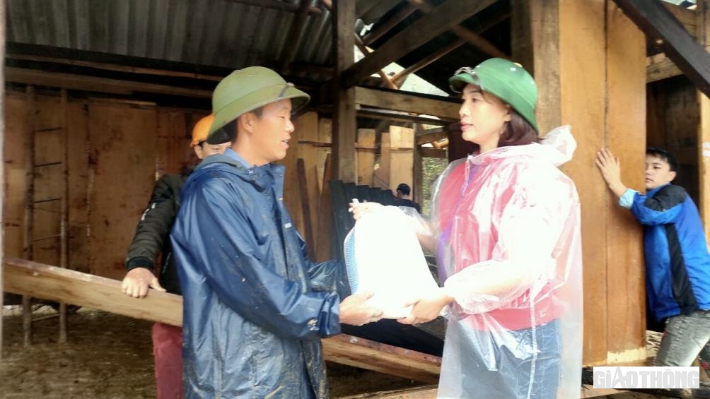 B&agrave; Lương Thị Xuyến, Ph&oacute; Chủ tịch UBND huyện M&ugrave; Cang Chải (Y&ecirc;n B&aacute;i) cho biết, do mưa lớn k&eacute;o d&agrave;i, lượng nước từ c&aacute;c suối l&ecirc;n nhanh. Nhiều điểm nước ngập s&acirc;u từ 1 - 2m khiến việc tiếp tế lương thực, thực phẩm gặp nhiều kh&oacute; khăn.