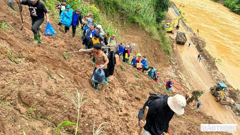 Đến s&aacute;ng 9/8, c&aacute;c phương tiện vẫn chưa thể di chuyển v&agrave;o x&atilde; Hồ Bốn do QL32 từ trung t&acirc;m huyện M&ugrave; Cang Chải đến x&atilde; Hồ Bốn c&ograve;n  nhiều điểm sạt lở mất đường.