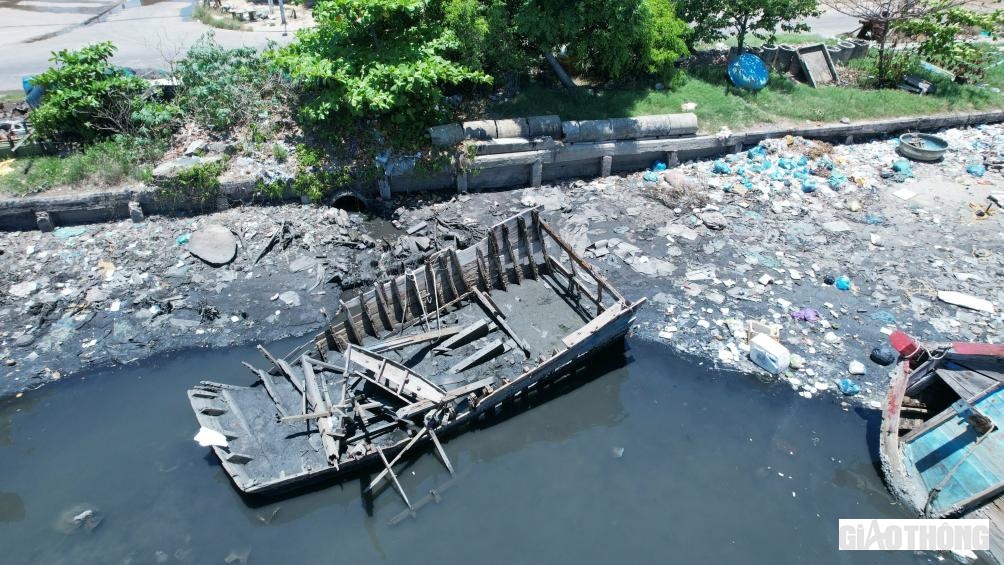 B&ecirc;n cạnh r&aacute;c thải, x&aacute;c của 26 con t&agrave;u &ldquo;chết&rdquo; ở cửa biển Sa Huỳnh cũng g&oacute;p phần g&acirc;y &ocirc; nhiễm, mất an to&agrave;n lưu th&ocirc;ng, neo đậu t&agrave;u.