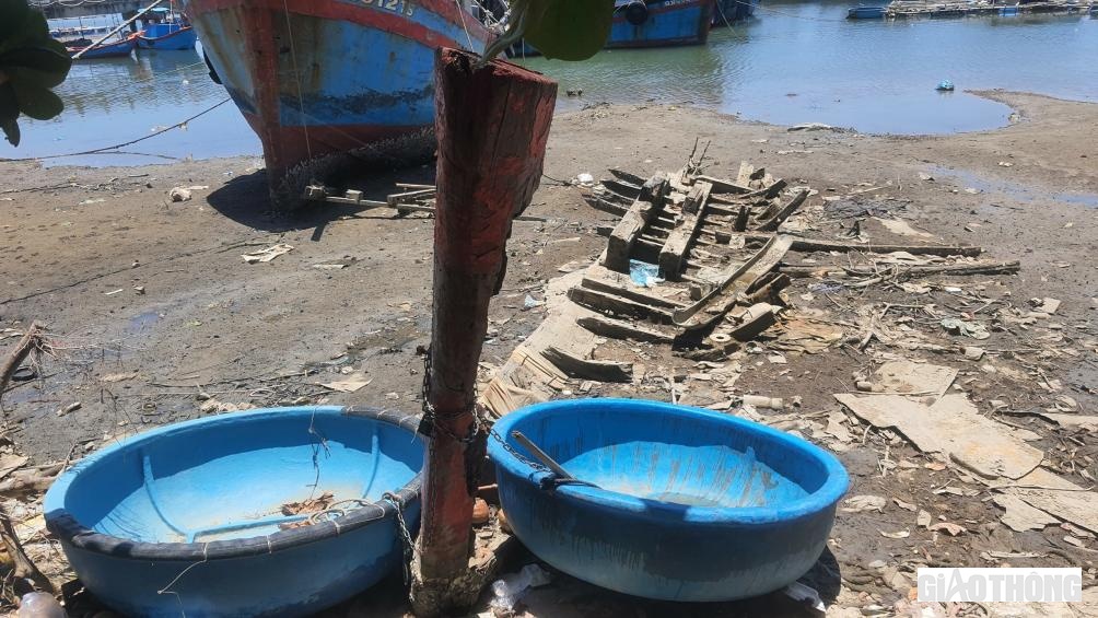 Chủ tịch UBND thị x&atilde; Đức Phổ Đỗ T&acirc;m Hiển cho biết, trong th&aacute;ng 9/2023, địa phương sẽ huy động c&aacute;c lực lượng đo&agrave;n vi&ecirc;n thanh ni&ecirc;n, c&ocirc;ng an, qu&acirc;n đội, bi&ecirc;n ph&ograve;ng c&ugrave;ng người d&acirc;n thu gom, đưa to&agrave;n bộ số r&aacute;c thải n&agrave;y đến nơi xử l&yacute; để giảm thiểu &ocirc; nhiễm. Về l&acirc;u d&agrave;i thị x&atilde; đang x&acirc;y dựng nh&agrave; m&aacute;y xử l&yacute; r&aacute;c thải, khi đưa v&agrave;o vận h&agrave;nh sẽ cơ bản giải quyết b&agrave;i to&aacute;n &ocirc; nhiễm ở đ&acirc;y.