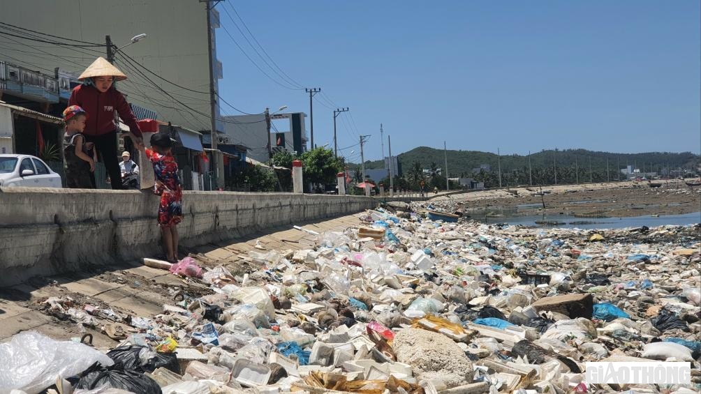 B&agrave; Nguyễn Thị Hoanh, nh&agrave; đối diện n&uacute;i r&aacute;c &ocirc; nhiễm cho biết, hơn 1 th&aacute;ng qua m&ugrave;i h&ocirc;i thối rất nặng. C&aacute;c gia đ&igrave;nh c&oacute; con nhỏ lo trẻ mắc c&aacute;c bệnh về đường h&ocirc; hấp n&ecirc;n mong cơ quan chức năng sớm c&oacute; giải ph&aacute;p thu dọn, đảm bảo vệ sinh m&ocirc;i trường.