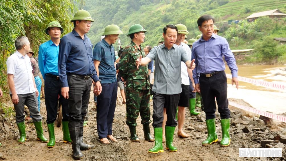 &Ocirc;ng Đỗ Đức Duy kiểm tra QL 32 bị hư hỏng, sạt lở do mưa lũ ng&agrave;y 5/8 vừa qua.