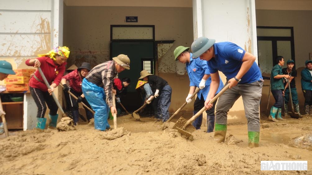 Kho thuốc của trạm bị ngập hỏng, vật tư trang thiết bị y tế bị tr&ocirc;i một phần, một phần đang ngập trong b&ugrave;n.