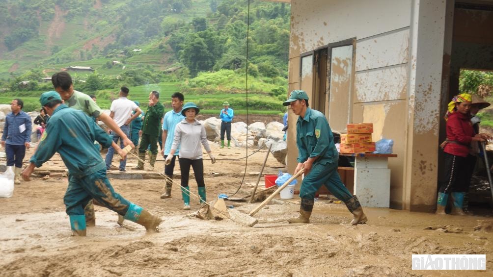To&agrave;n bộ trạm y tế ngập trong b&ugrave;n s&acirc;u từ 50 - 70cm, xung quanh l&agrave; những tảng đ&aacute; lớn c&aacute;c loại.