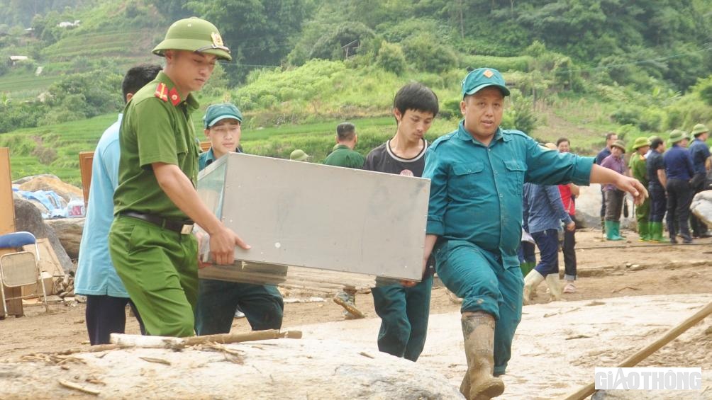 Lực lượng C&ocirc;ng an huyện M&ugrave; Cang Chải cũng c&oacute; mặt tại Trạm y tế x&atilde; Hồ Bốn để hỗ trợ khắc phục thiệt hại, đưa trạm sớm quay lại hoạt động.