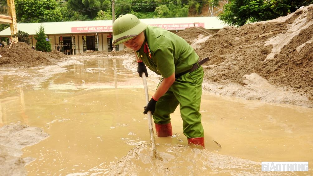 Giải ph&oacute;ng lớp b&ugrave;n đất, đá d&agrave;y hơn 1m, ước khoảng 7.000m3 đ&acirc;́t, đá, cát sỏi đang là v&acirc;́n đ&ecirc;̀ khó khăn nh&acirc;́t trong c&ocirc;ng tác khắc phục tại Trường Ph&ocirc;̉ th&ocirc;ng D&acirc;n t&ocirc;̣c bán trú TH&THCS H&ocirc;̀ B&ocirc;́n.