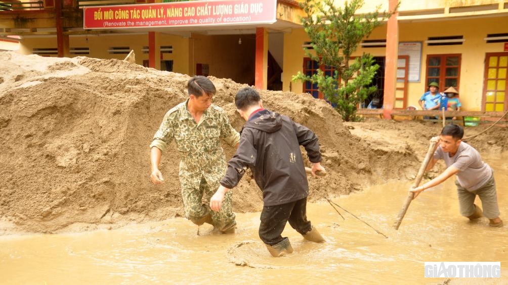 Ri&ecirc;ng trong ng&agrave;y 11/8, 6 trường tr&ecirc;n địa b&agrave;n huyện với 70 thầy c&ocirc; gi&aacute;o đến gi&uacute;p đỡ dọn dẹp vệ sinh Trường Ph&ocirc;̉ th&ocirc;ng D&acirc;n t&ocirc;̣c bán trú TH&THCS H&ocirc;̀ B&ocirc;́n.