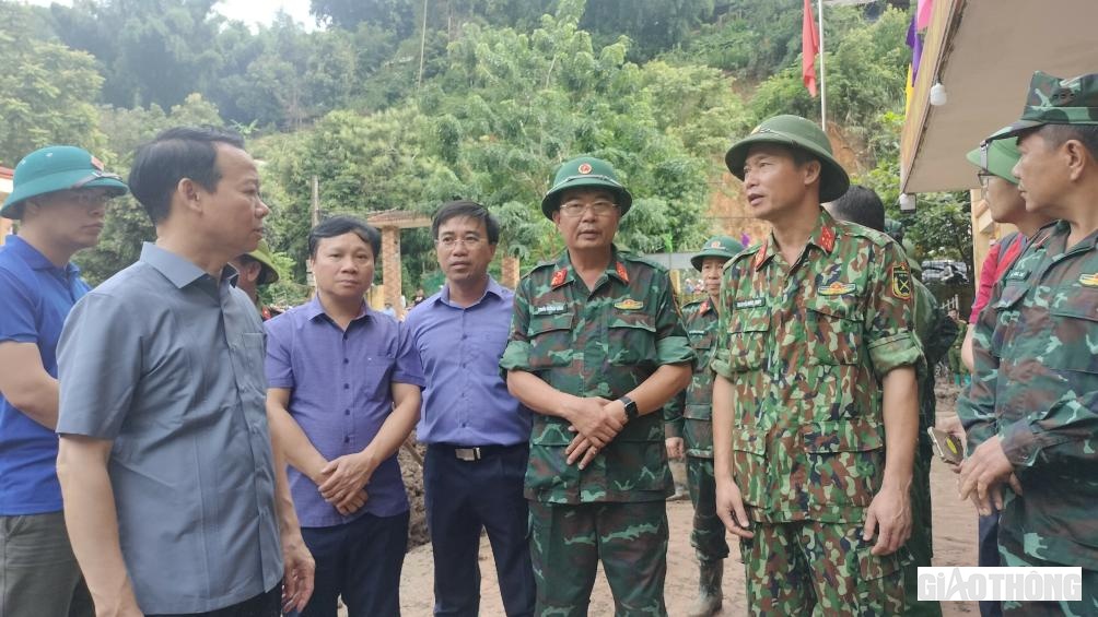 &Ocirc;ng Đỗ Đức Duy, B&iacute; thư Tỉnh ủy Y&ecirc;n B&aacute;i giao Bộ chỉ huy qu&acirc;n sự tỉnh chủ tr&igrave; phối hợp c&ugrave;ng c&aacute;c đơn vị ưu ti&ecirc;n dọn dẹp b&ugrave;n đất tại trường Hồ Bốn. Từ nay đến ng&agrave;y 15/8 phải dọn hết b&ugrave;n đất, cần thiết th&igrave; tăng cường lực lượng, m&aacute;y m&oacute;c. Sau đ&oacute;, kiểm tra to&agrave;n bộ hệ thống điện, sắp xếp lại b&agrave;n ghế để ng&agrave;y 21/8 c&aacute;c em tựu trường.