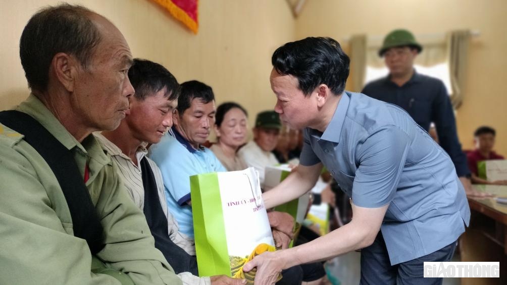 Theo B&iacute; thư Tỉnh ủy Y&ecirc;n B&aacute;i, tỉnh sẽ hỗ trợ gạo cho b&agrave; con trong khoảng ba th&aacute;ng, trước mắt đề nghị huyện M&ugrave; Cang Chải hỗ trợ mỗi khẩu 15kg gạo trong v&ograve;ng 1 th&aacute;ng.