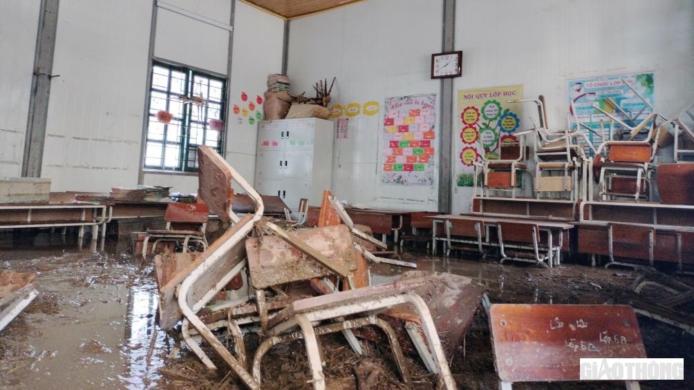 Theo thầy Nguyễn Xu&acirc;n Trường - Hiệu trưởng nhà trường, trận lũ quét ng&agrave;y 5/8 đã cuốn phăng 200m tường r&agrave;o, 1 ph&ograve;ng thư viện với nhi&ecirc;̀u m&aacute;y t&iacute;nh, s&aacute;ch gi&aacute;o khoa chuẩn bị cho năm học mới, b&agrave;n ghế, kệ s&aacute;ch; l&agrave;m hư hỏng nhi&ecirc;̀u phòng học, b&ecirc;́p ăn, 39 b&ocirc;̣ máy tính bị ng&acirc;̣p nước; toàn b&ocirc;̣ h&ecirc;̣ th&ocirc;́ng đi&ecirc;̣n hư hỏng nặng.