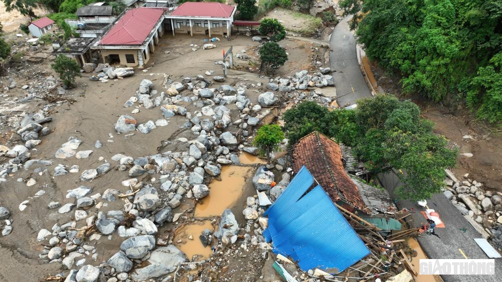 Y sĩ M&ugrave;a A S&ugrave;ng, Trạm trưởng Trạm y tế x&atilde; Hồ Bốn, huyện M&ugrave; Cang Chải cho biết, trận lũ qu&eacute;t tối ng&agrave;y 5/8 đ&atilde; l&agrave;m đổ sập v&agrave; cuốn tr&ocirc;i ho&agrave;n to&agrave;n d&atilde;y nh&agrave; ngang gồm 6 ph&ograve;ng, 7 giường bệnh c&ugrave;ng c&aacute;c vật dụng d&ugrave;ng cho bệnh nh&acirc;n như chăn, m&agrave;n, gối, chiếu...