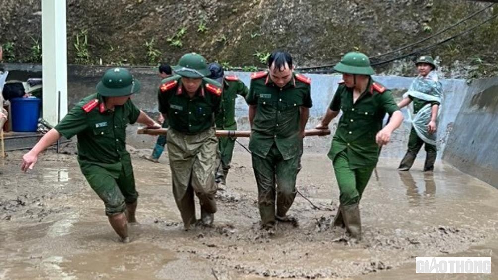 D&ugrave; trời mưa c&aacute;c chiến sỹ C&ocirc;ng an huyện M&ugrave; Cang Chải vẫn dầm m&igrave;nh san gạt b&ugrave;n đất.