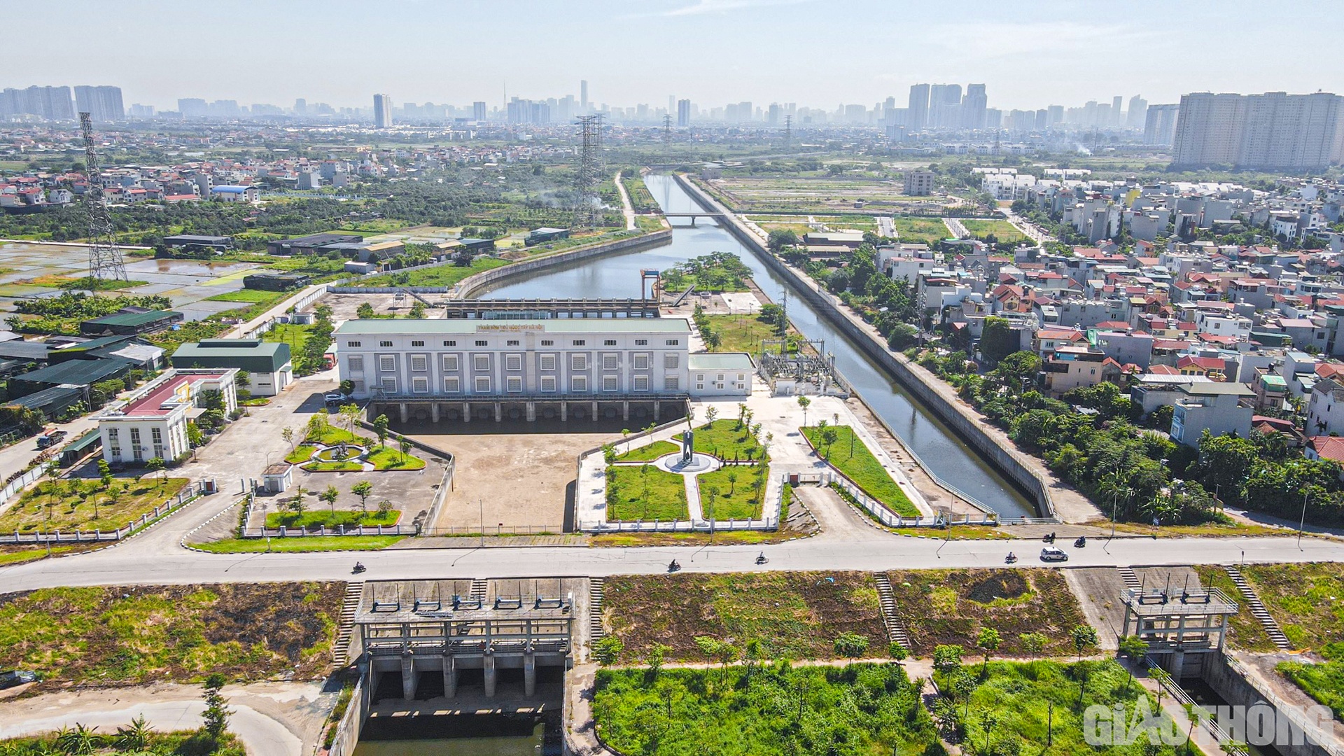 D&ugrave; ho&agrave;n thiện từ th&aacute;ng 1/2020 nhưng đến nay, trạm bơm Y&ecirc;n Nghĩa vẫn hoạt động cầm chừng do dự &aacute;n cứng h&oacute;a k&ecirc;nh La Kh&ecirc; c&ograve;n vướng giải ph&oacute;ng mặt bằng (GPMB).