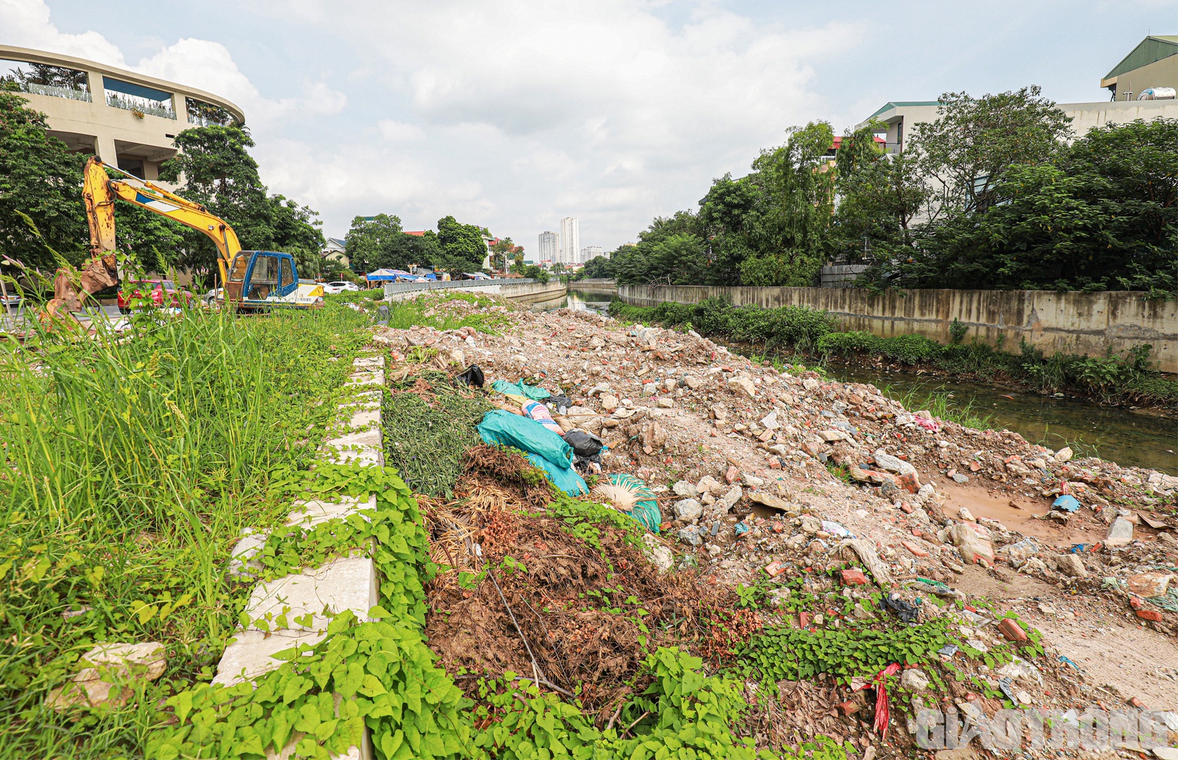 Thời điểm hơn 15h chiều 14/8, đoạn k&ecirc;nh La Kh&ecirc; dọc đường Ng&ocirc; Quyền (quận H&agrave; Đ&ocirc;ng) vắng b&oacute;ng c&ocirc;ng nh&acirc;n thi c&ocirc;ng, m&aacute;y m&oacute;c nằm im l&igrave;m, kh&ocirc;ng hoạt động.