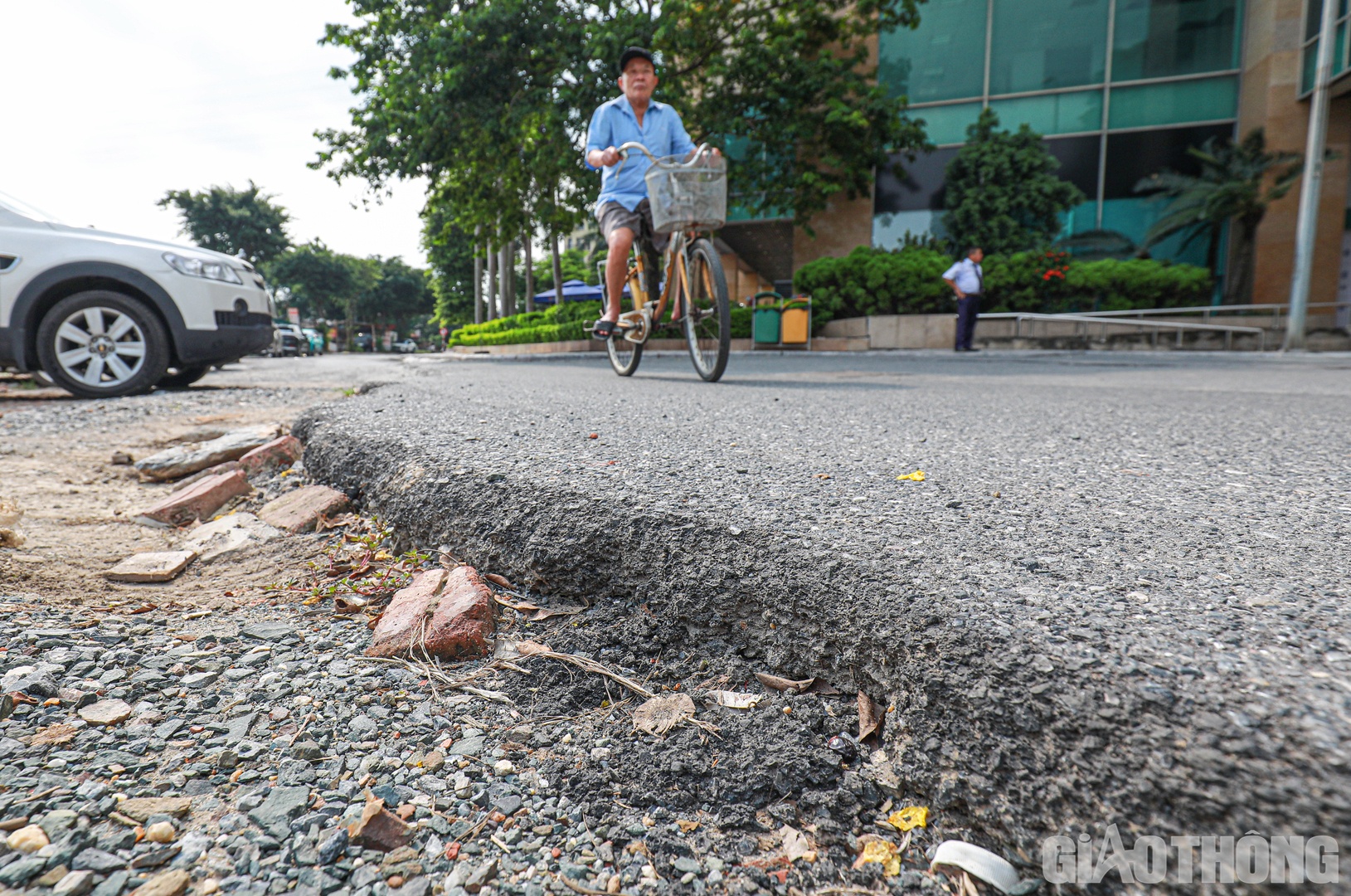 Trong khi đ&oacute;, l&ograve;ng đường Ng&ocirc; Quyền hiện xuống cấp nghi&ecirc;m trọng, nhiều vị tr&iacute; bị sụt l&uacute;n, nứt to&aacute;c g&acirc;y mấy an to&agrave;n giao th&ocirc;ng.