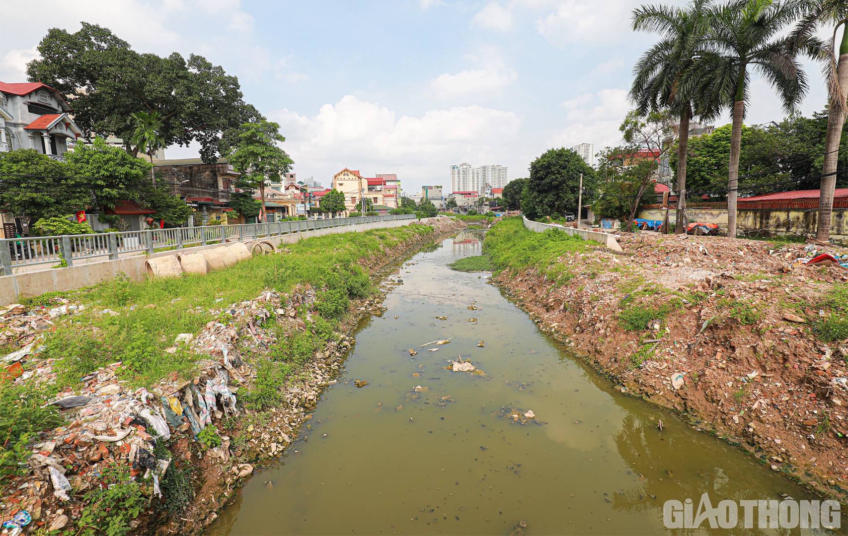 Lo lắng tiến độ dự &aacute;n, đại diện Sở X&acirc;y dựng H&agrave; Nội cho hay, thời gian vừa qua, mỗi khi H&agrave; Nội xuất hiện mưa lớn, c&aacute;c tuyến đường như Dương Đ&igrave;nh Nghệ, đường gom Đại lộ Thăng Long v&agrave; n&uacute;t giao An Kh&aacute;nh, đường Quang Trung k&eacute;o d&agrave;i (H&agrave; Đ&ocirc;ng)&hellip; đều xảy ra ngập &uacute;ng cục bộ c&oacute; nguy&ecirc;n nh&acirc;n do tiến độ thi c&ocirc;ng dự &aacute;n n&oacute;i tr&ecirc;n chưa ho&agrave;n th&agrave;nh như kỳ vọng.