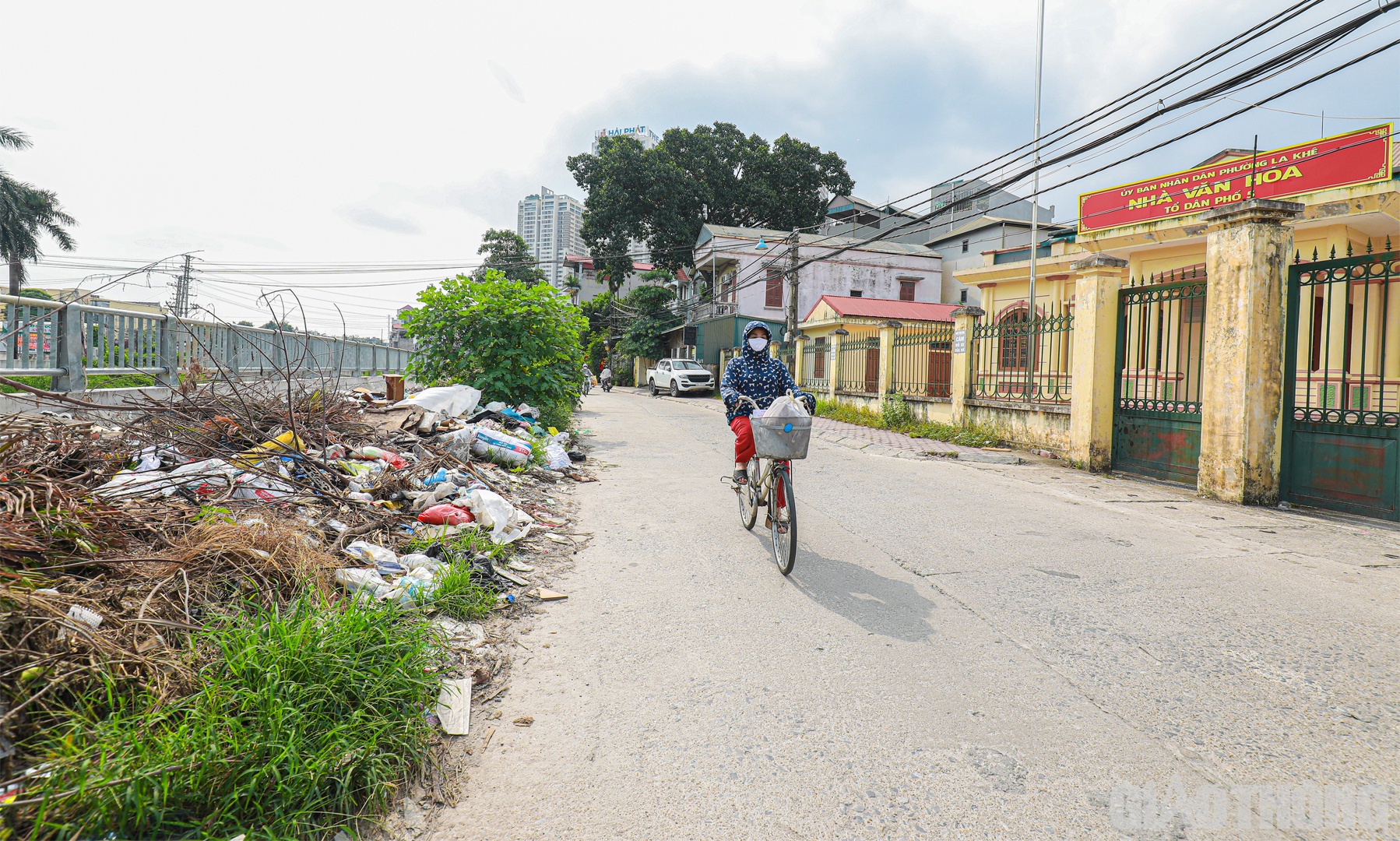 H&igrave;nh ảnh nhếch nh&aacute;c ngay trước cổng nh&agrave; văn h&oacute;a tổ 5, phường La Kh&ecirc;.