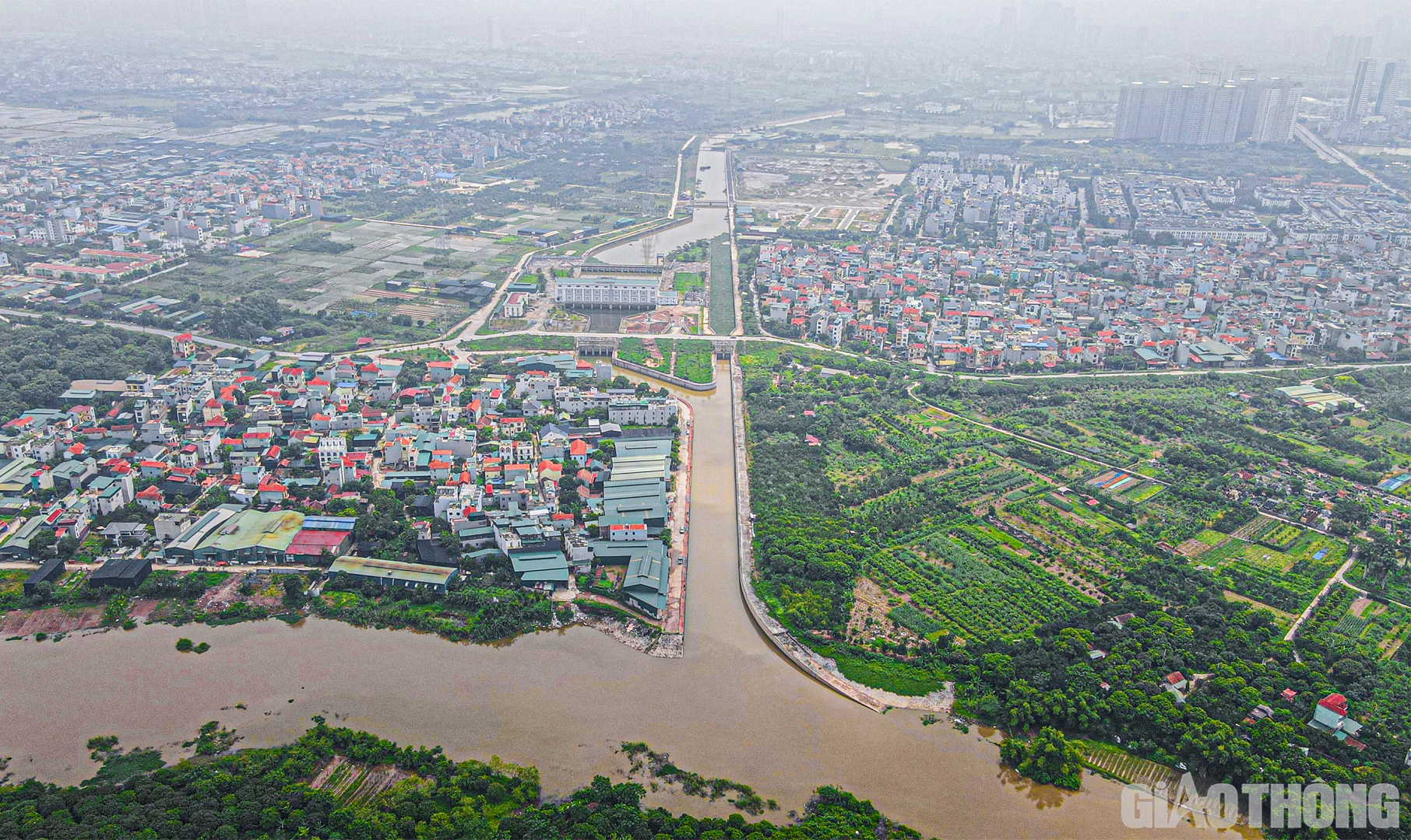 Dự &aacute;n cải thiện hệ thống ti&ecirc;u nước khu vực ph&iacute;a T&acirc;y TP H&agrave; Nội được khởi c&ocirc;ng v&agrave;o cuối năm 2015 với tổng mức đầu tư hơn 7.400 tỷ đồng. Đ&acirc;y l&agrave; một trong những c&ocirc;ng tr&igrave;nh trọng điểm của Thủ đ&ocirc; với 2 hạng mục ch&iacute;nh bao gồm cụm c&ocirc;ng tr&igrave;nh đầu mối trạm bơm ti&ecirc;u Y&ecirc;n Nghĩa v&agrave; cứng h&oacute;a k&ecirc;nh La Kh&ecirc; dẫn nước về bể h&uacute;t.