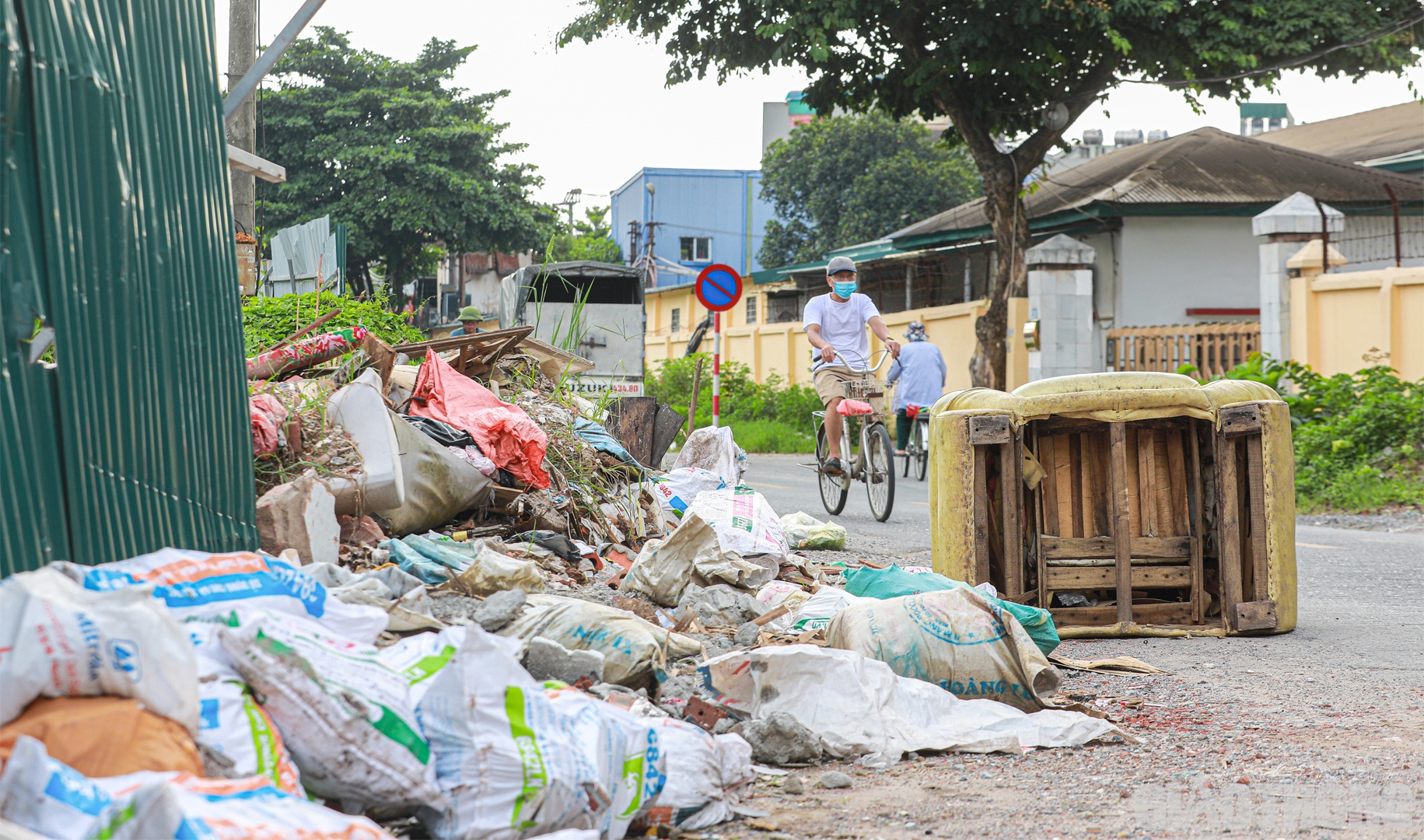 Dọc 2 b&ecirc;n bờ k&ecirc;nh từ l&acirc;u đ&atilde; trở th&agrave;nh nơi tập kết r&aacute;c, phế liệu g&acirc;y mất mỹ quan v&agrave; ảnh hưởng đến người d&acirc;n.