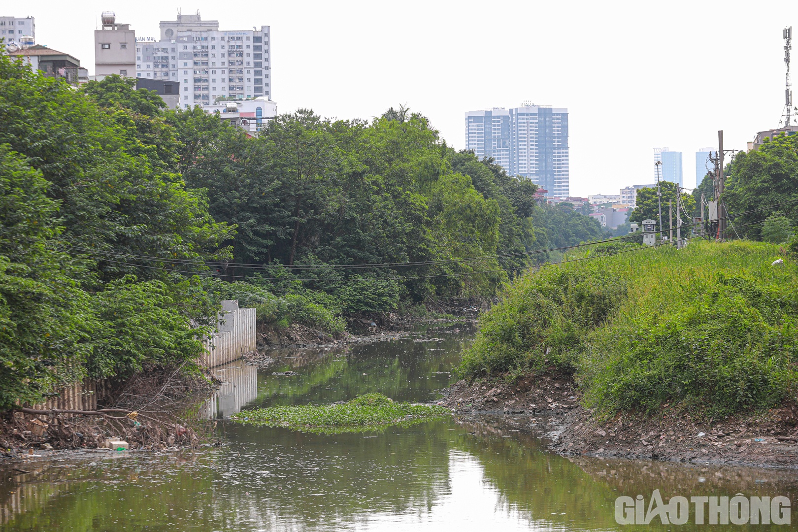 Nhiều đoạn ngổn ngang ụ đất giữa l&ograve;ng k&ecirc;nh khiến d&ograve;ng chảy bị hạn chế.