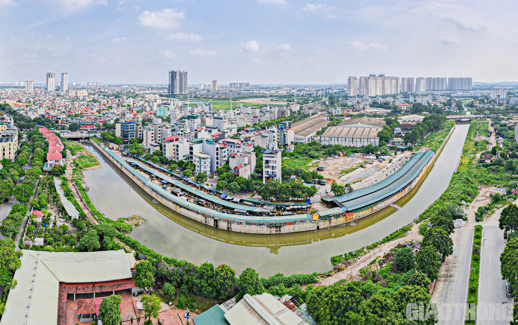 Theo ghi nhận của PV B&aacute;o Giao th&ocirc;ng, nhiều đoạn k&ecirc;nh dẫn La Kh&ecirc; đi qua địa b&agrave;n quận H&agrave; Đ&ocirc;ng c&ograve;n đang thi c&ocirc;ng dang dở.