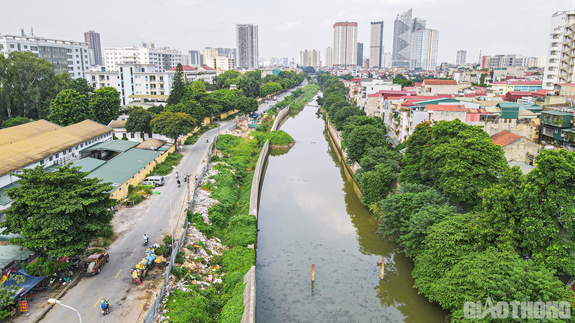 Hạng mục đường giao th&ocirc;ng hai b&ecirc;n bờ k&ecirc;nh La Kh&ecirc; cũng chưa được triển khai.