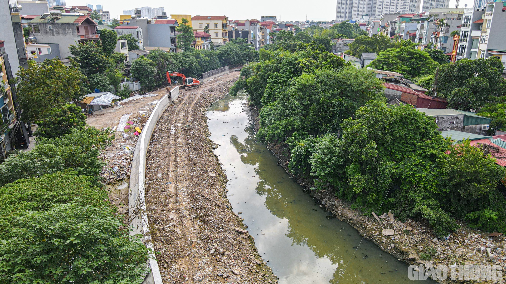 Tại kỳ họp thứ 12, HĐND TP H&agrave; Nội, Chủ tịch UBND quận H&agrave; Đ&ocirc;ng Cấn Thị Việt H&agrave; cho biết, dự &aacute;n c&oacute; tổng diện t&iacute;ch cần GPMB l&agrave; 30,7ha, sau r&agrave; so&aacute;t cần giải ph&oacute;ng mặt bằng 29,15ha. Đến nay đ&atilde; GPMB được 28,45ha, đạt 97,59% v&agrave; đ&atilde; b&agrave;n giao cho chủ đầu tư 26,32ha để thi c&ocirc;ng. Về cơ chế ch&iacute;nh s&aacute;ch t&aacute;i định cư, quận H&agrave; Đ&ocirc;ng đ&atilde; được th&agrave;nh phố th&aacute;o gỡ v&agrave; hiện nay quận đang x&acirc;y dựng c&oacute; quy tr&igrave;nh bổ sung phần GPMB.