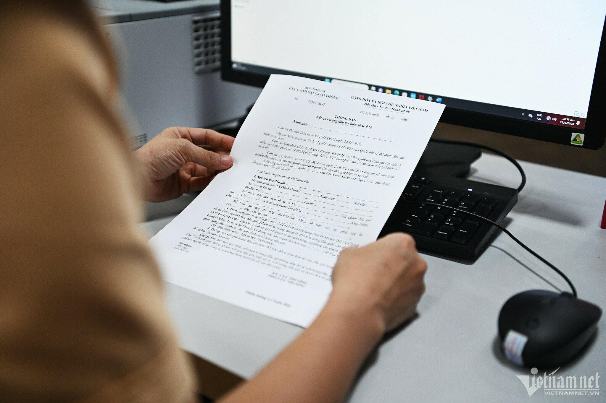 Nếu c&aacute;c cuộc đấu gi&aacute; kết th&uacute;c đ&uacute;ng quy định, c&aacute;n bộ CSGT sẽ thực hiện k&yacute; bi&ecirc;n bản online (chữ k&yacute; số) v&agrave; thực hiện c&aacute;c thủ tục theo quy định như: cấp th&ocirc;ng b&aacute;o cho người tr&uacute;ng đấu gi&aacute;; thu tiền của người tr&uacute;ng đấu gi&aacute;; cấp văn bản x&aacute;c nhận biển số tr&uacute;ng đấu gi&aacute;.