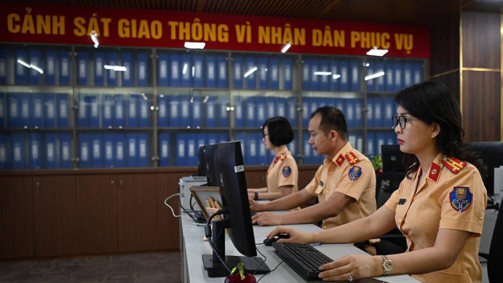 Để c&aacute;c buổi đấu gi&aacute; diễn ra kh&aacute;ch quan, minh bạch, Cục Cảnh s&aacute;t giao th&ocirc;ng (CSGT) v&agrave; c&aacute;c cục nghiệp vụ của Bộ C&ocirc;ng an sẽ cử c&aacute;n bộ theo d&otilde;i, gi&aacute;m s&aacute;t to&agrave;n bộ qu&aacute; tr&igrave;nh v&agrave; kết quả đấu gi&aacute; theo quy định của ph&aacute;p luật về đấu gi&aacute; t&agrave;i sản.