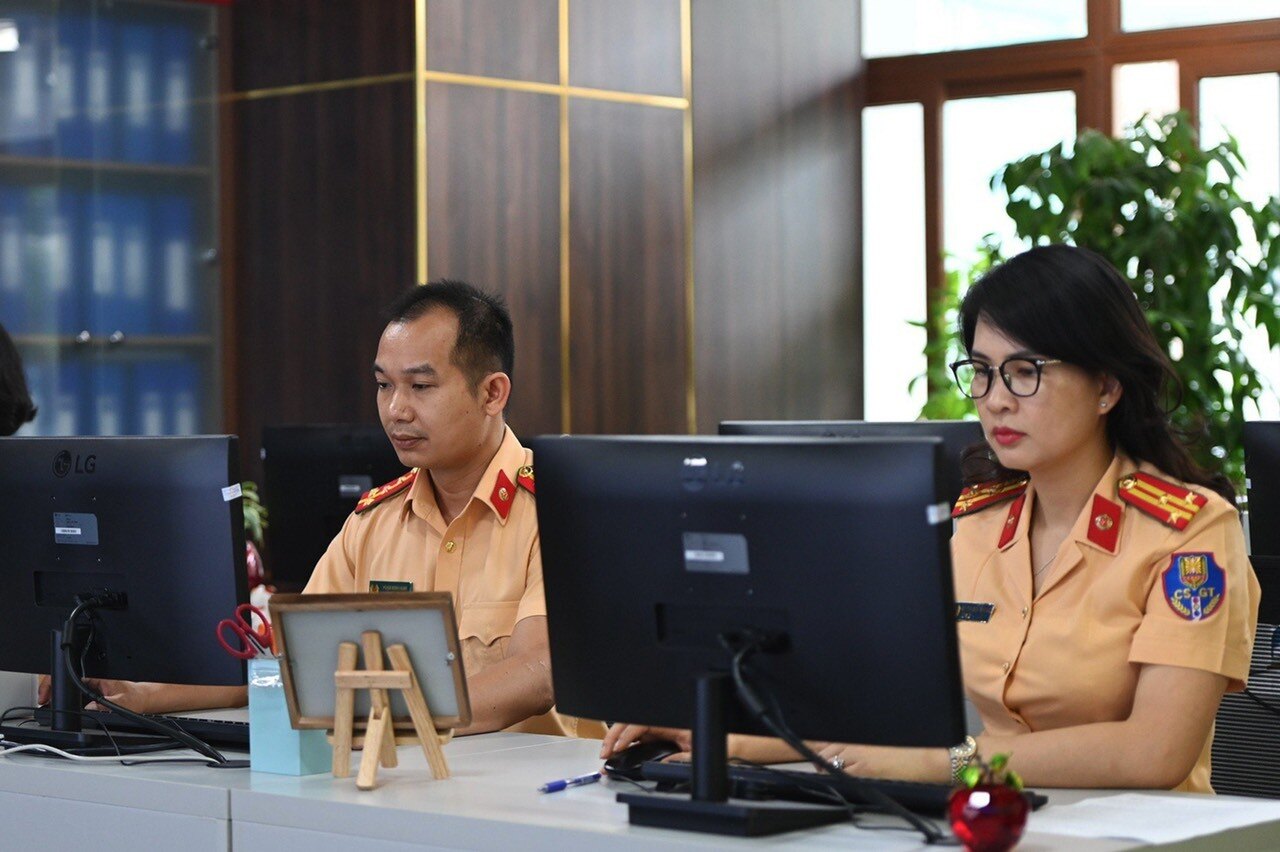 Tại ph&ograve;ng gi&aacute;m s&aacute;t, chiều 21/8, mọi c&ocirc;ng t&aacute;c chuẩn bị về m&aacute;y m&oacute;c, đường truyền đều đ&atilde; được ho&agrave;n tất. C&aacute;c gi&aacute;m s&aacute;t vi&ecirc;n CSGT li&ecirc;n tục kiểm tra thiết bị để đảm bảo hoạt động tốt nhất cho buổi đấu gi&aacute; biển số &ocirc; t&ocirc; sẽ diễn ra v&agrave;o ng&agrave;y mai.