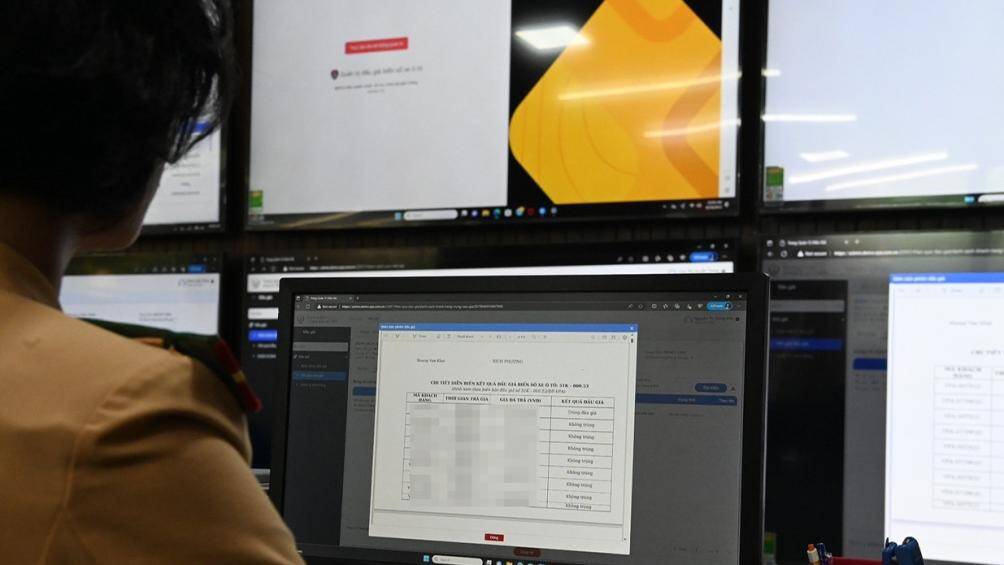 Mọi diễn biến của cuộc đấu gi&aacute; đều thể hiện tr&ecirc;n m&agrave;n h&igrave;nh điều h&agrave;nh. C&aacute;c gi&aacute;m s&aacute;t vi&ecirc;n theo d&otilde;i chặt từng th&ocirc;ng tin dữ liệu li&ecirc;n tục cập nhật về buổi đấu gi&aacute;.