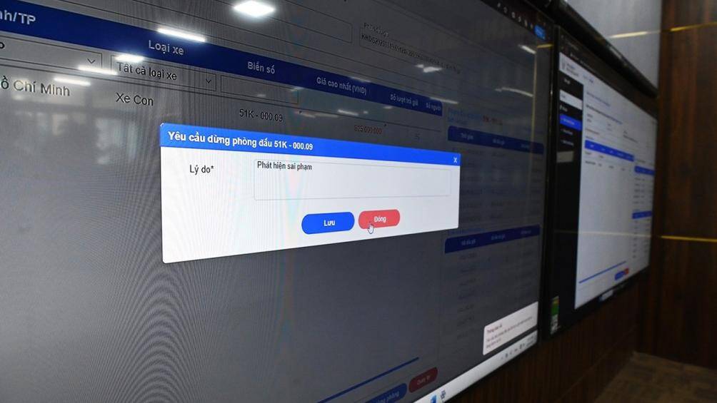 Khi ph&aacute;t hiện dấu hiệu bất thường, c&aacute;c gi&aacute;m s&aacute;t vi&ecirc;n sẽ y&ecirc;u cầu dừng đấu gi&aacute;.