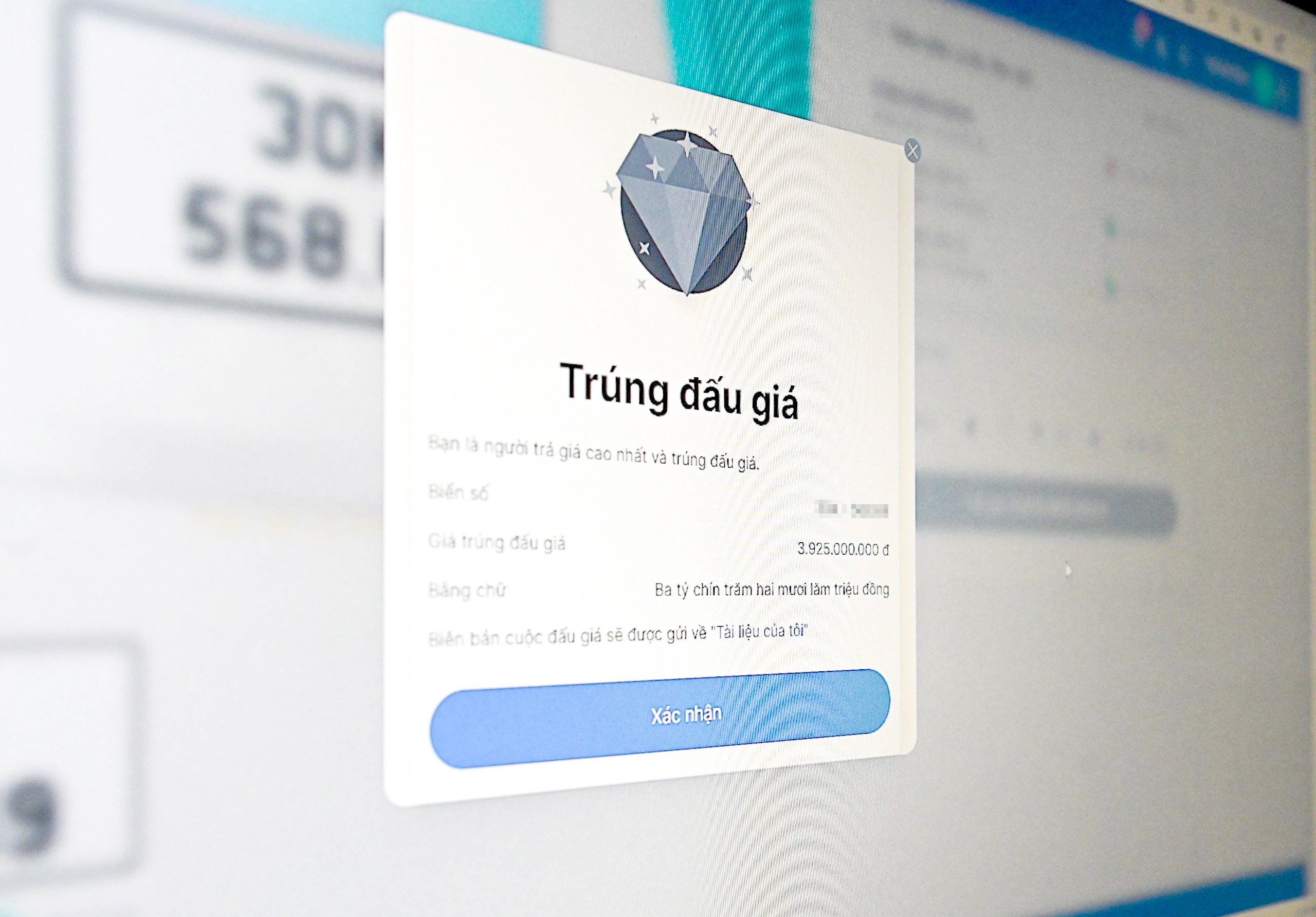 To&agrave;n bộ c&aacute;c bước đấu gi&aacute; biển số &ocirc; t&ocirc; từ khi đăng k&yacute; t&agrave;i khoản, lựa chọn biển số đến nhận văn bản x&aacute;c nhận biển số tr&uacute;ng đấu gi&aacute; đều thực hiện tr&ecirc;n m&ocirc;i trường mạng. Người d&acirc;n tham gia đấu gi&aacute; v&agrave; nhận kết quả đấu gi&aacute; biển số &ocirc; t&ocirc; tại gia đ&igrave;nh.