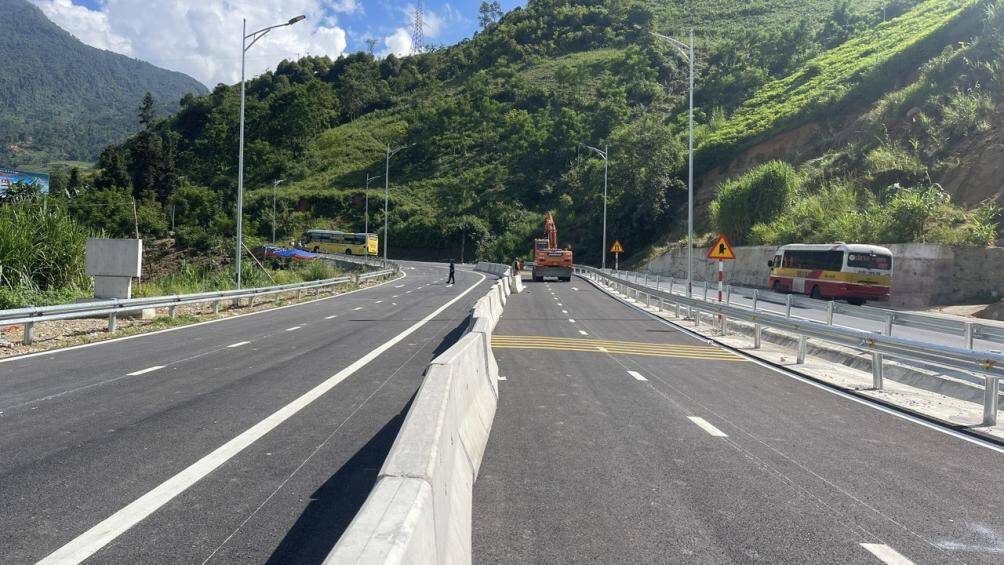 Khi đưa v&agrave;o vận h&agrave;nh thử nghiệm, cầu M&oacute;ng Sến từ T.P L&agrave;o Cai l&ecirc;n thị x&atilde; Sa Pa khoảng 30 km, đi theo QL 4D cũ sẽ phải qua dốc ba tầng thường xuy&ecirc;n sạt lở.