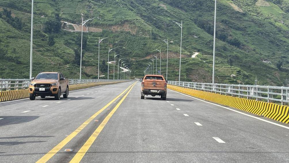 Trong giai đoạn vận h&agrave;nh thử nghiệm, tất cả c&aacute;c phương tiện đều được tham gia lưu th&ocirc;ng, trừ xe c&oacute; trọng tải tr&ecirc;n 20 tấn v&agrave; xe container.