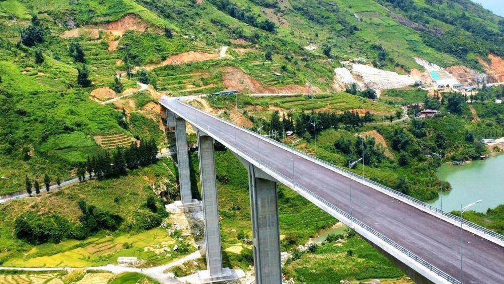 Cầu M&oacute;ng Sến được x&acirc;y dựng bằng b&ecirc; t&ocirc;ng cốt th&eacute;p, bề mặt cầu rộng 14 m với 4 l&agrave;n xe, chiều d&agrave;i 612 m c&oacute; 5 nhịp li&ecirc;n tục, trong đ&oacute; nhịp d&agrave;i nhất l&agrave; 132 m.