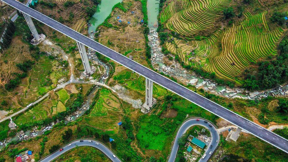 Cầu M&oacute;ng Sến (Trung Chải, Sa Pa, L&agrave;o Cai) nằm tr&ecirc;n QL 4D nối thị x&atilde; Sa Pa với cao tốc Nội B&agrave;i - L&agrave;o Cai