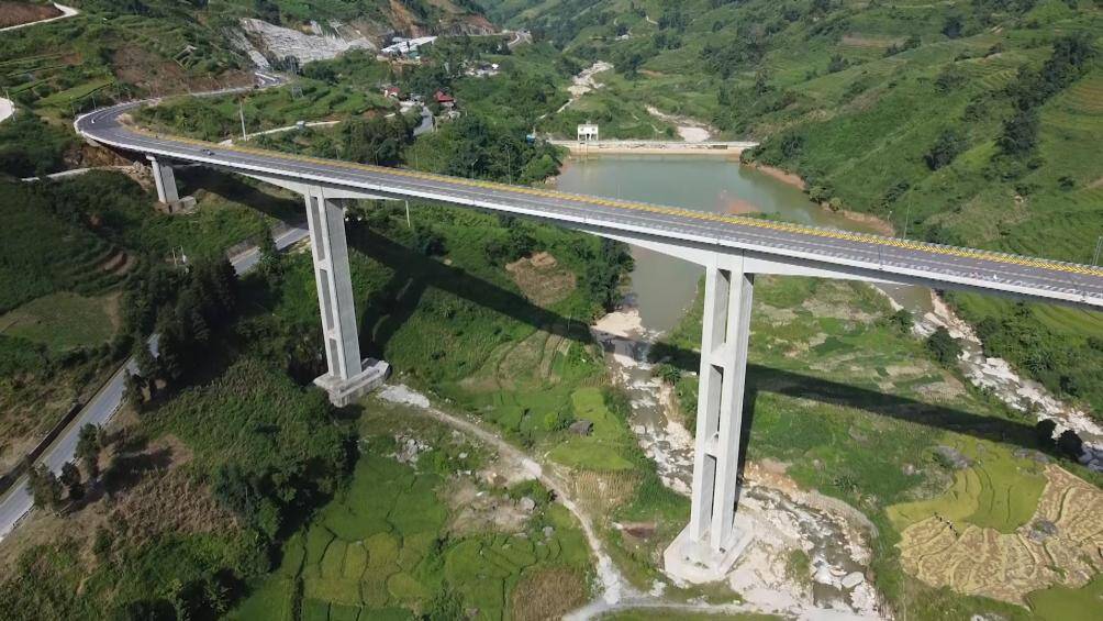 C&aacute;c phương tiện qua cầu M&oacute;ng Sến sẽ r&uacute;t ngắn khoảng 2,5 km so với đường cũ v&agrave; kh&ocirc;ng phải đi qua dốc ba tầng.