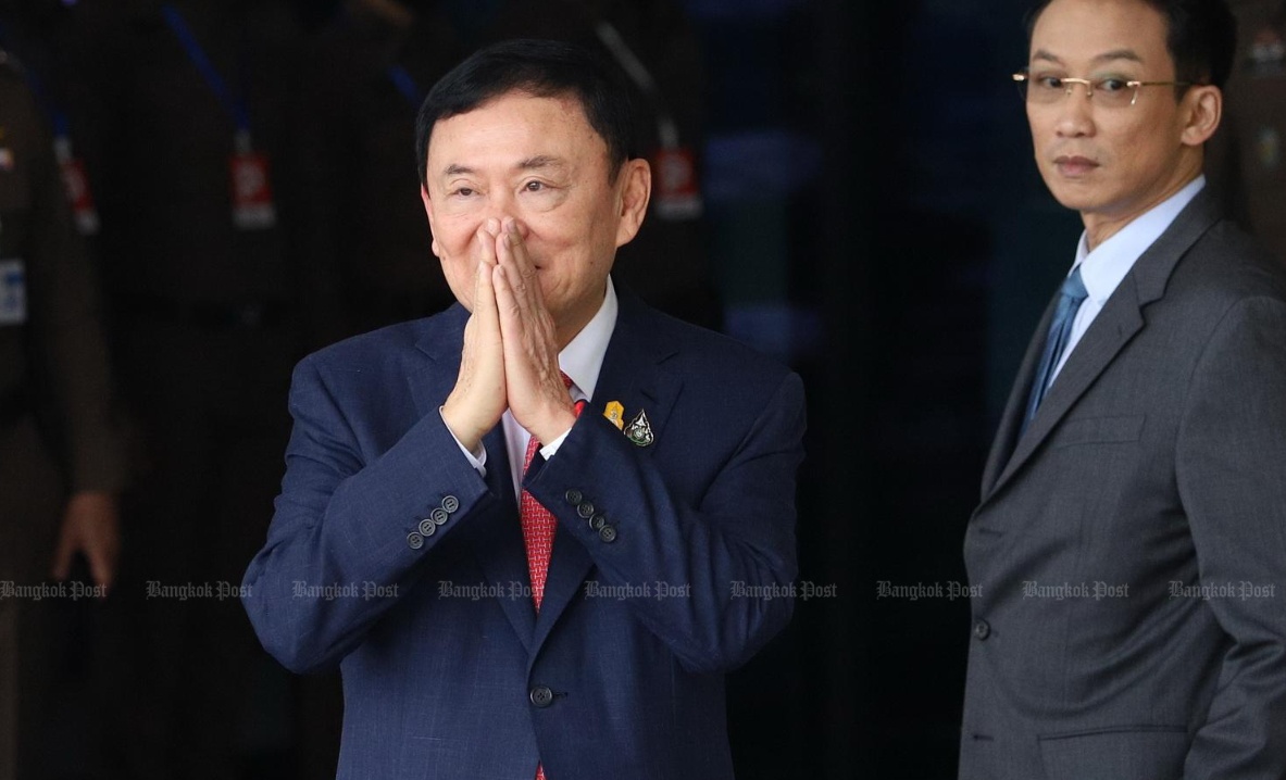 Theo Cảnh s&aacute;t trưởng Quốc gia Th&aacute;i Lan, Đại tướng Damrongsak Kittiprapas, sau khi ho&agrave;n th&agrave;nh c&aacute;c thủ tục x&aacute;c nhận danh t&iacute;nh tại s&acirc;n bay, &ocirc;ng Thaksin được đưa đến trụ sở của Ph&ograve;ng Cảnh s&aacute;t Thủ đ&ocirc; số 2 để lập bi&ecirc;n bản về việc &ocirc;ng trở về nước.